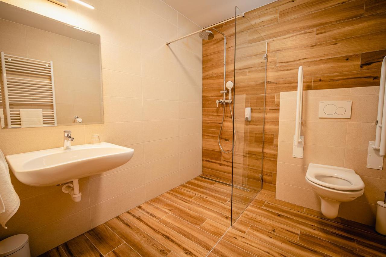 Garni Hotel Dock 브라티슬라바 외부 사진