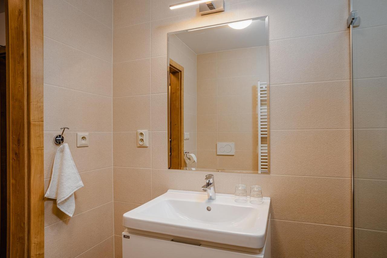Garni Hotel Dock 브라티슬라바 외부 사진